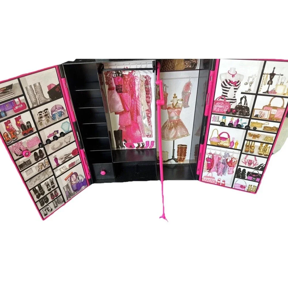 Mattel Barbie Fashionista Ultimate Wardrobe Carrying Closet Case 2011 Pink X5357